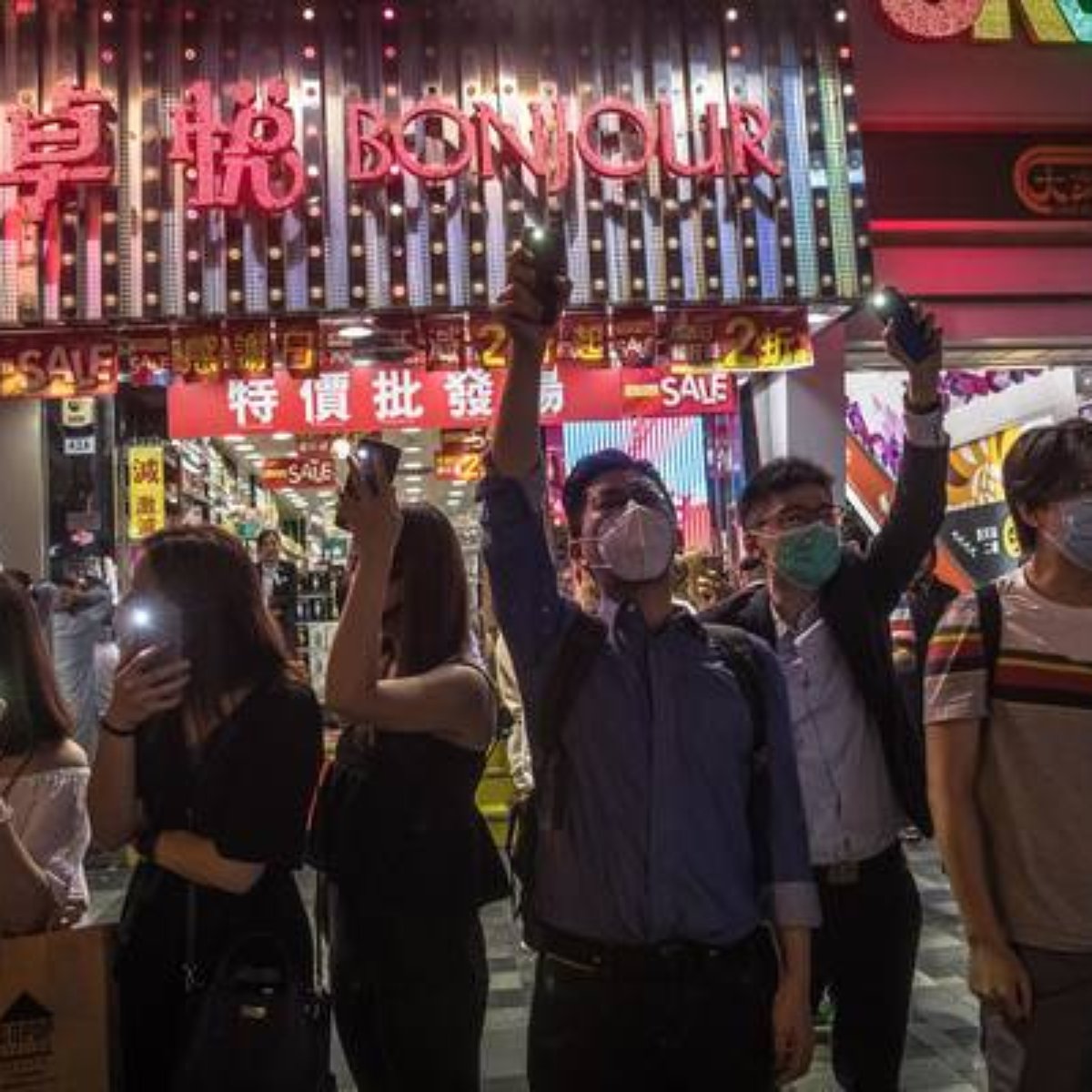 Manifestantes Fazem Cordao Humano Em Protesto Em Hong Kong [ 1200 x 1200 Pixel ]