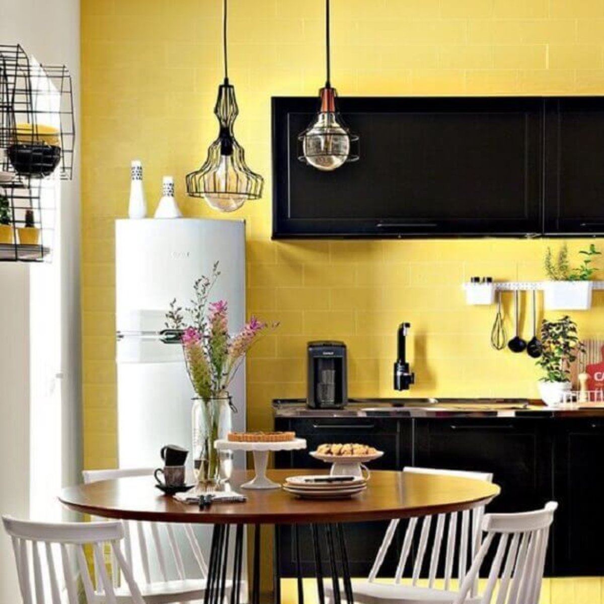 Cozinha Amarela Saiba Como Decorar 60 Modelos Lindos Cozinha pequena planejada com armários e bancadas na mesma paleta de cores. cozinha amarela saiba como decorar 60