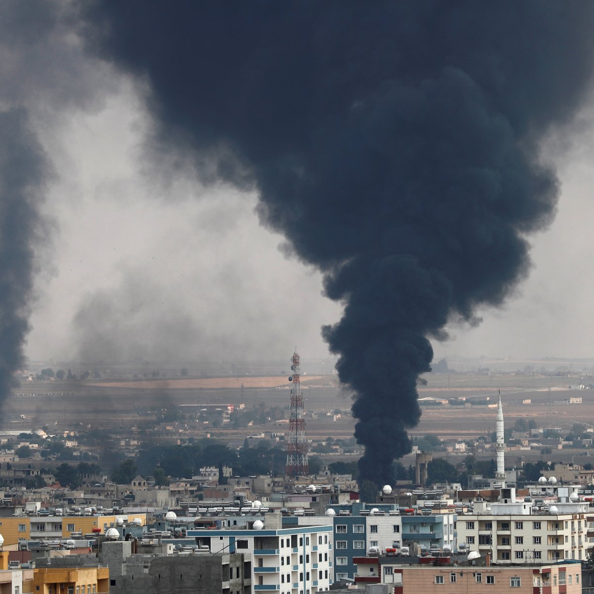 Resultado de imagem para Colunas de fumaça em cidade síria de Ras Al Ain vistas da cidade fronteiriça turca de Ceylanpinar 16/10/2019 REUTERS/Murad Sezer