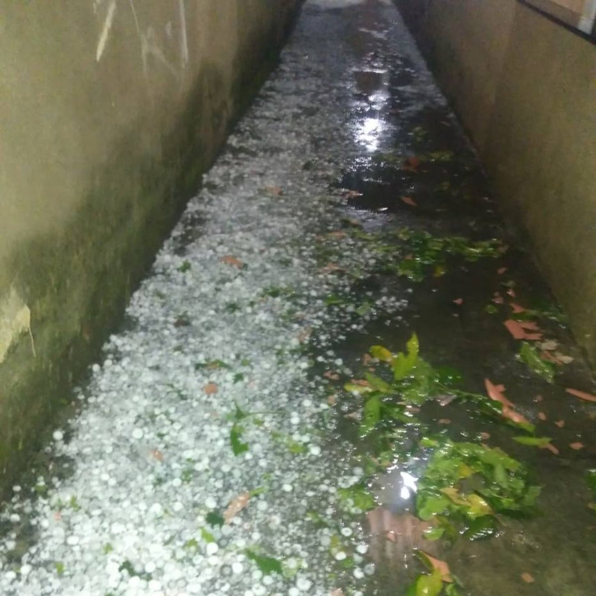 Chove Granizo Na Baixada Fluminense Casas E Carros Ficam Destruidos