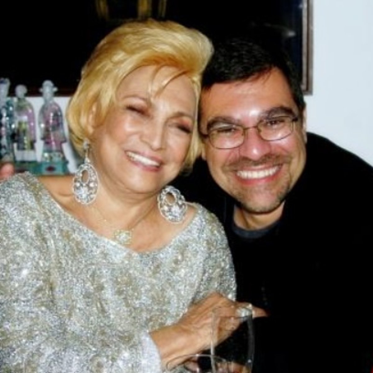 Filho único de Hebe vive tranquilo no interior de SP