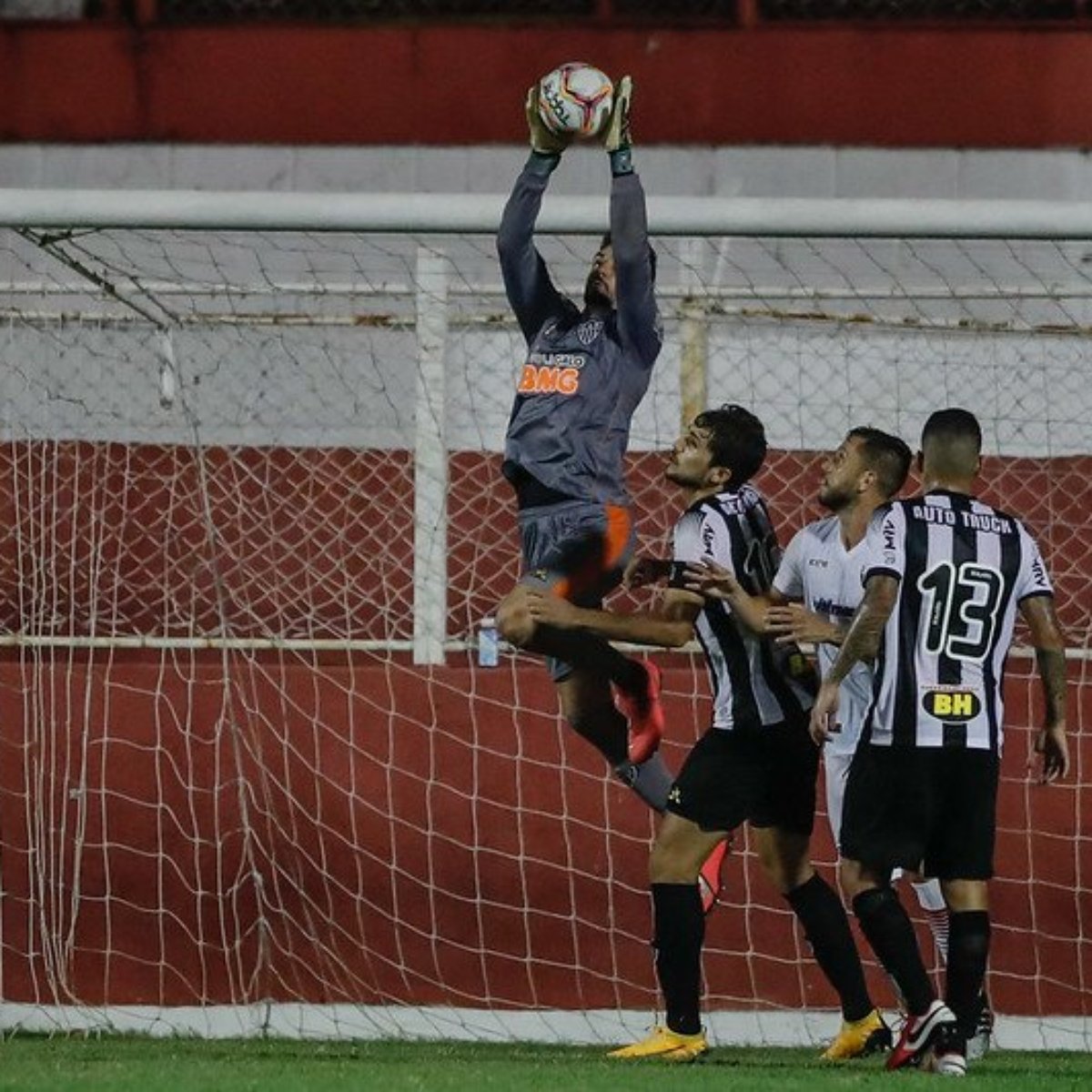 Goleiro Rafael Vibra Com Estreia Pelo Atletico Mg Em Vitoria Fora De Casa