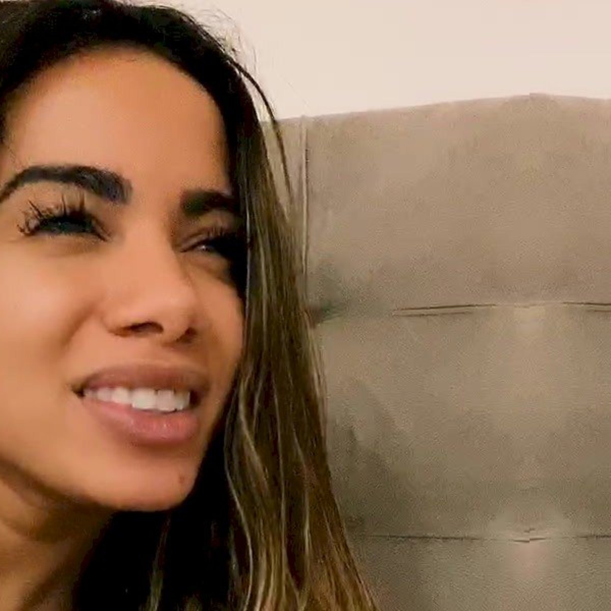 anitta sensualiza no tik tok dancando ao som de tocame