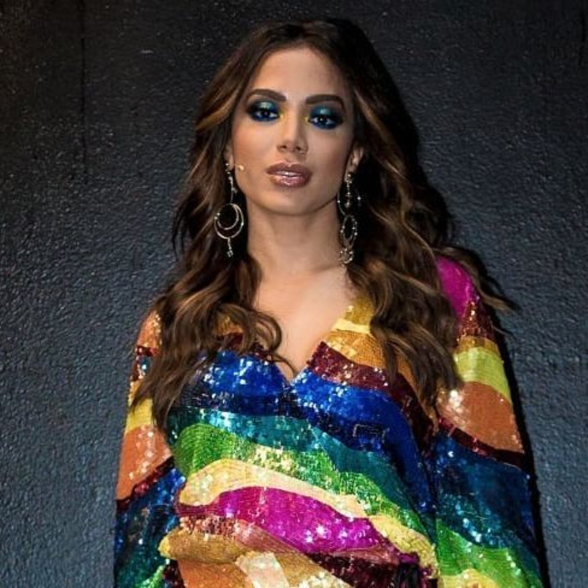 Anitta Faz Tattoo Nos Dedos E Desenha 8 Ou 80 Nas Pernas