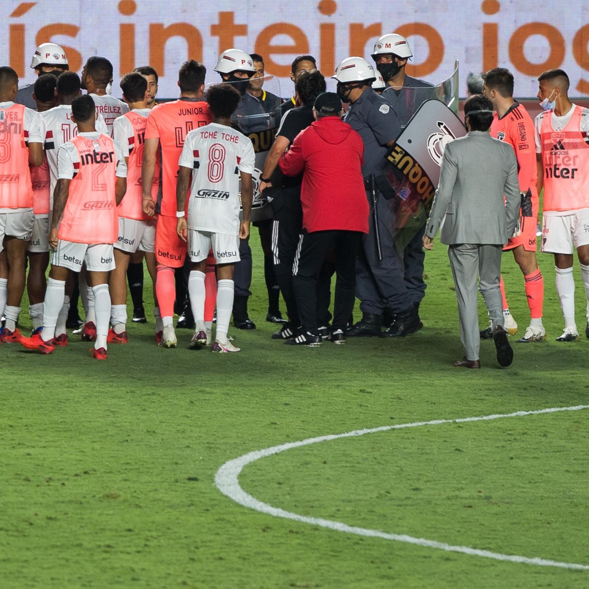 Com 2 Expulsos Sp Se Revolta Com Arbitro E Catimba Gremista