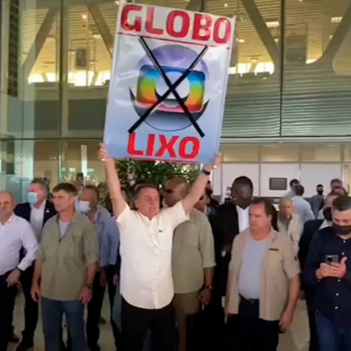 Bolsonaro Levanta Placa Com As Palavras Globo Lixo