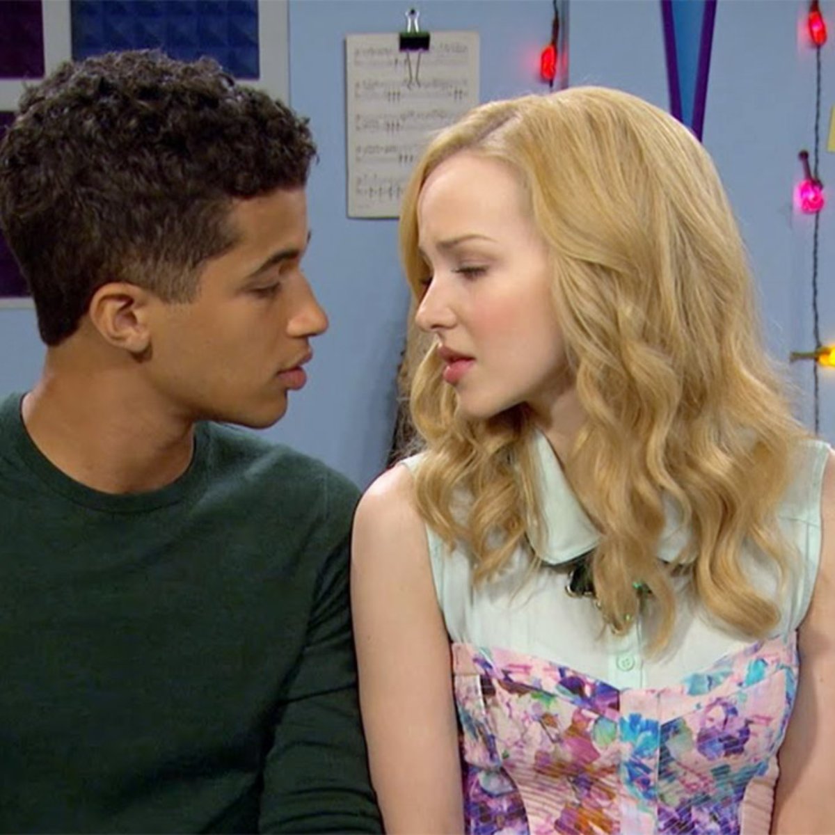 Dove Cameron Voltara A Viver Romance Com Ator De Liv Maddie