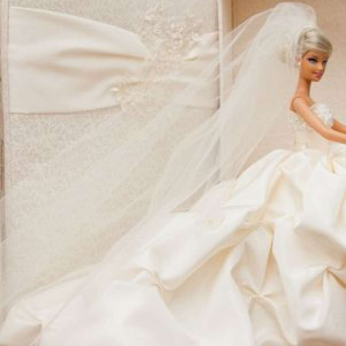 Monique Lhuillier cria casa de bonecas e vestidos de noiva em miniatura
