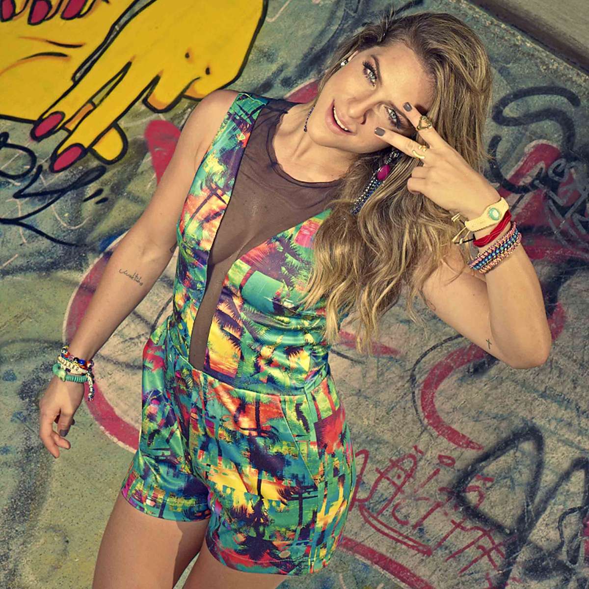 Giovanna Ewbank fotografa com pe as curtinhas para campanha