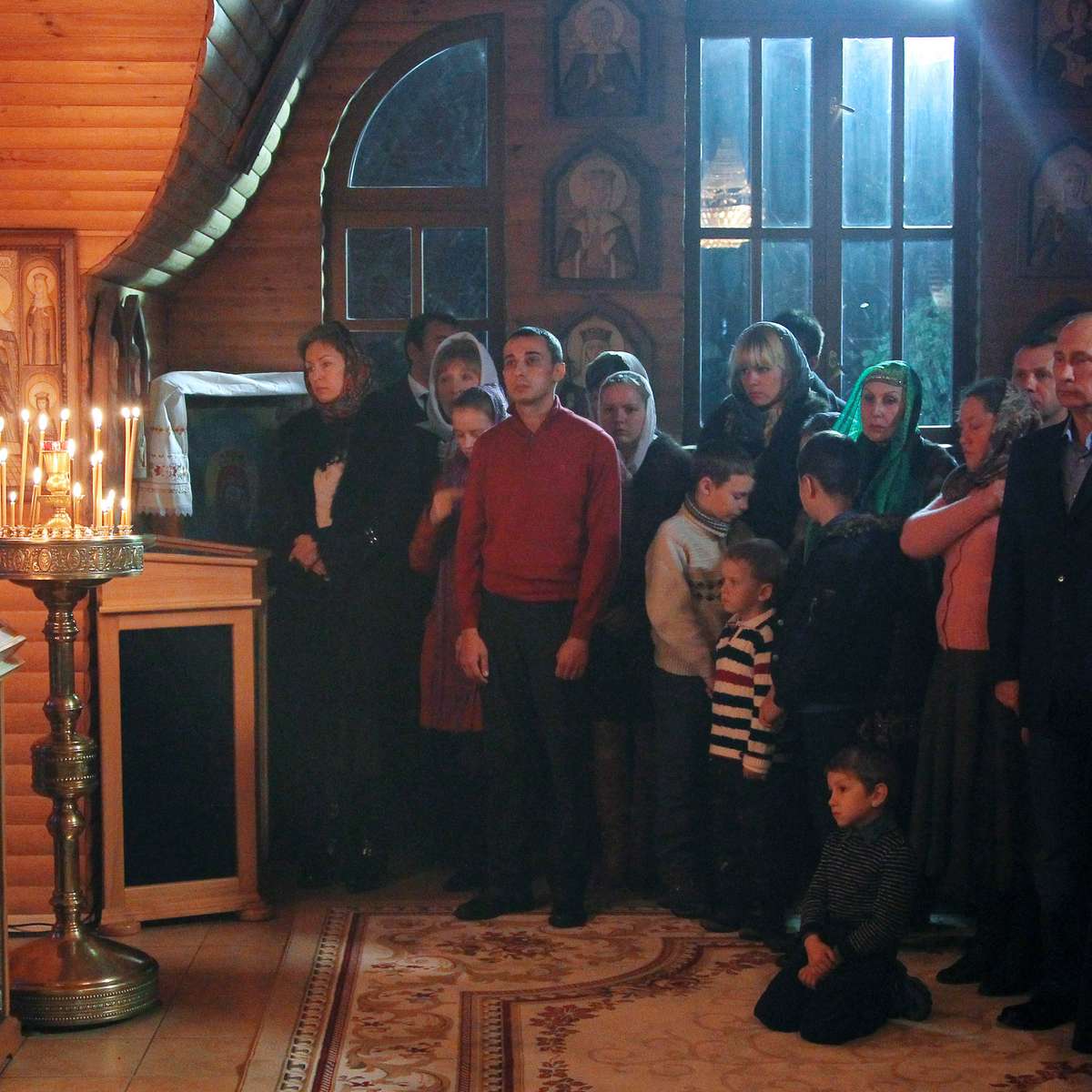 Rússia: Putin participa de missa de Natal na Igreja Ortodoxa