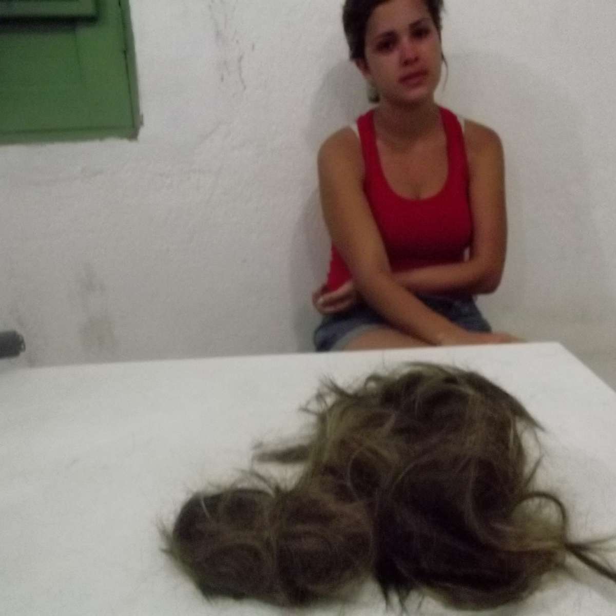 Homem corta deals cabelo da esposa