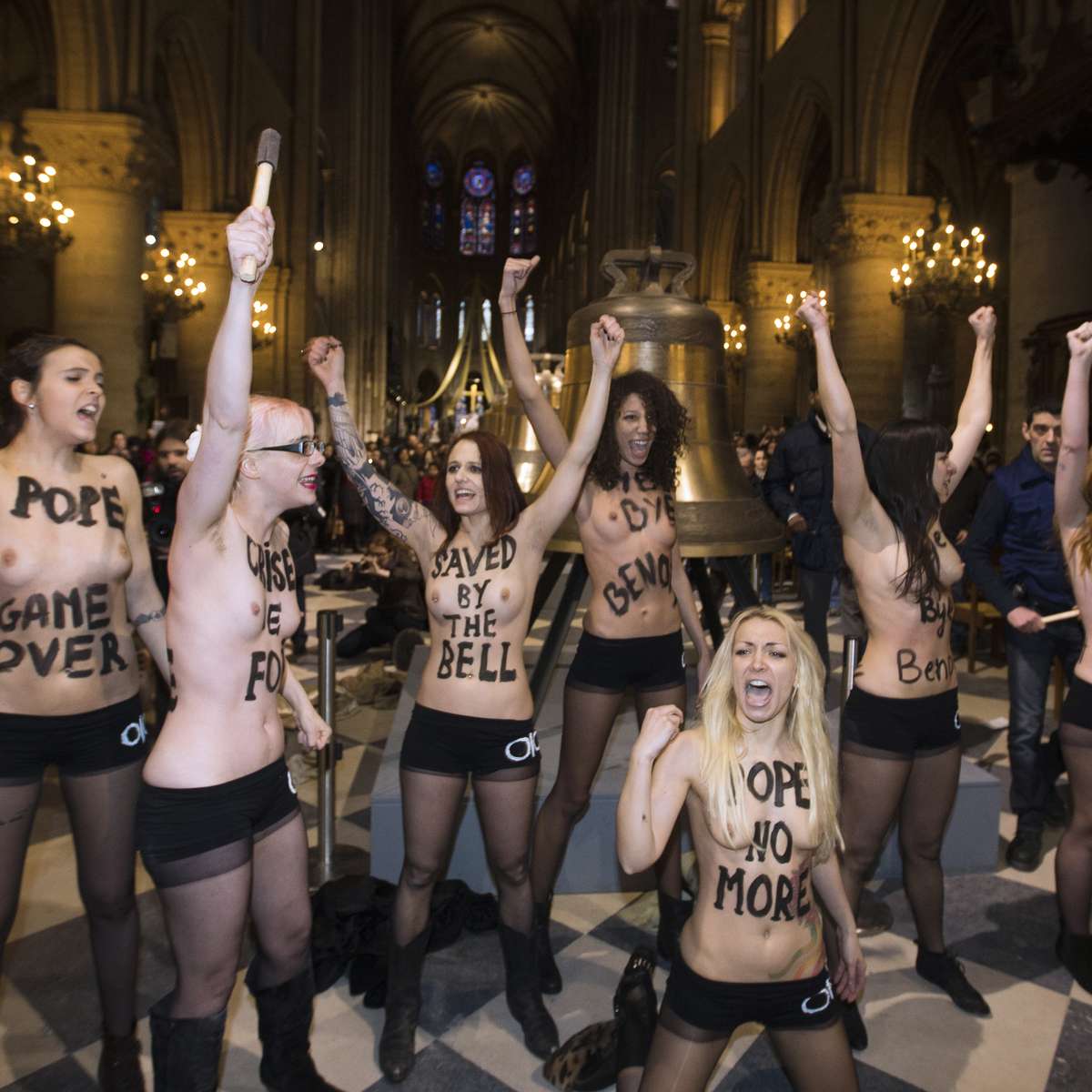 Feministas tiram roupa em Paris para festejar renúncia do Papa