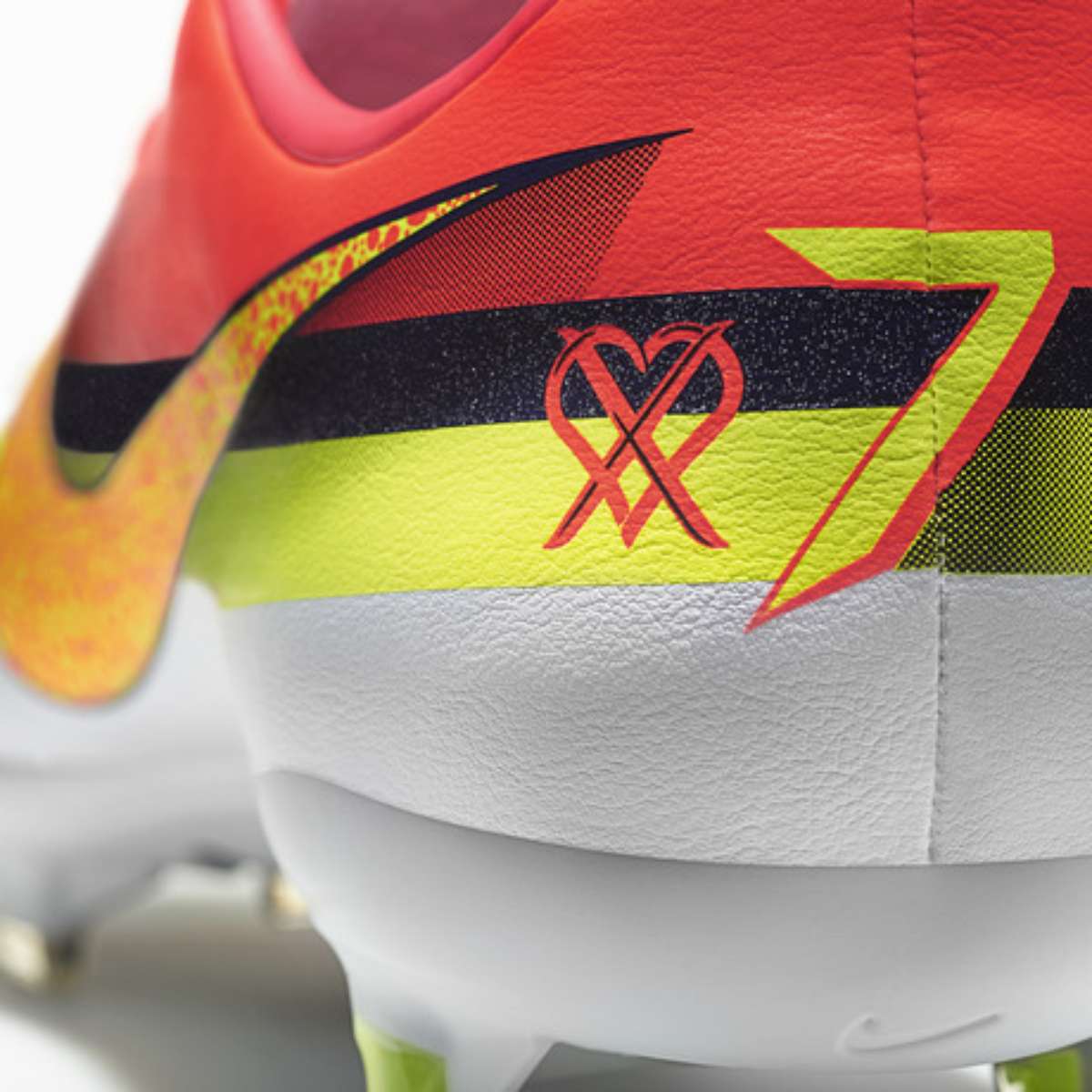 C. Ronaldo lan a nova linha de roupas e estreia chuteira na Champions