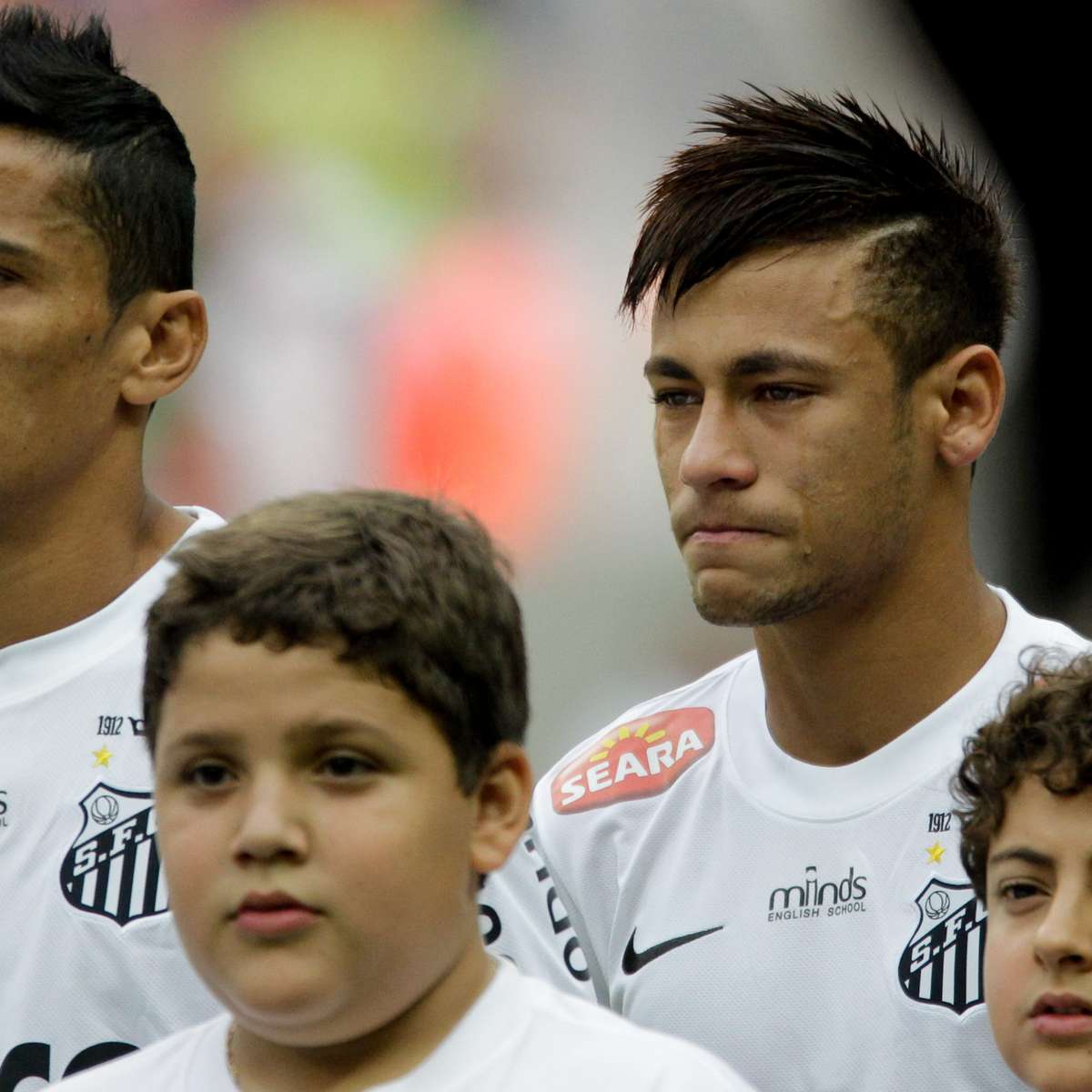Neymar se emociona e chora antes do adeus ao Santos