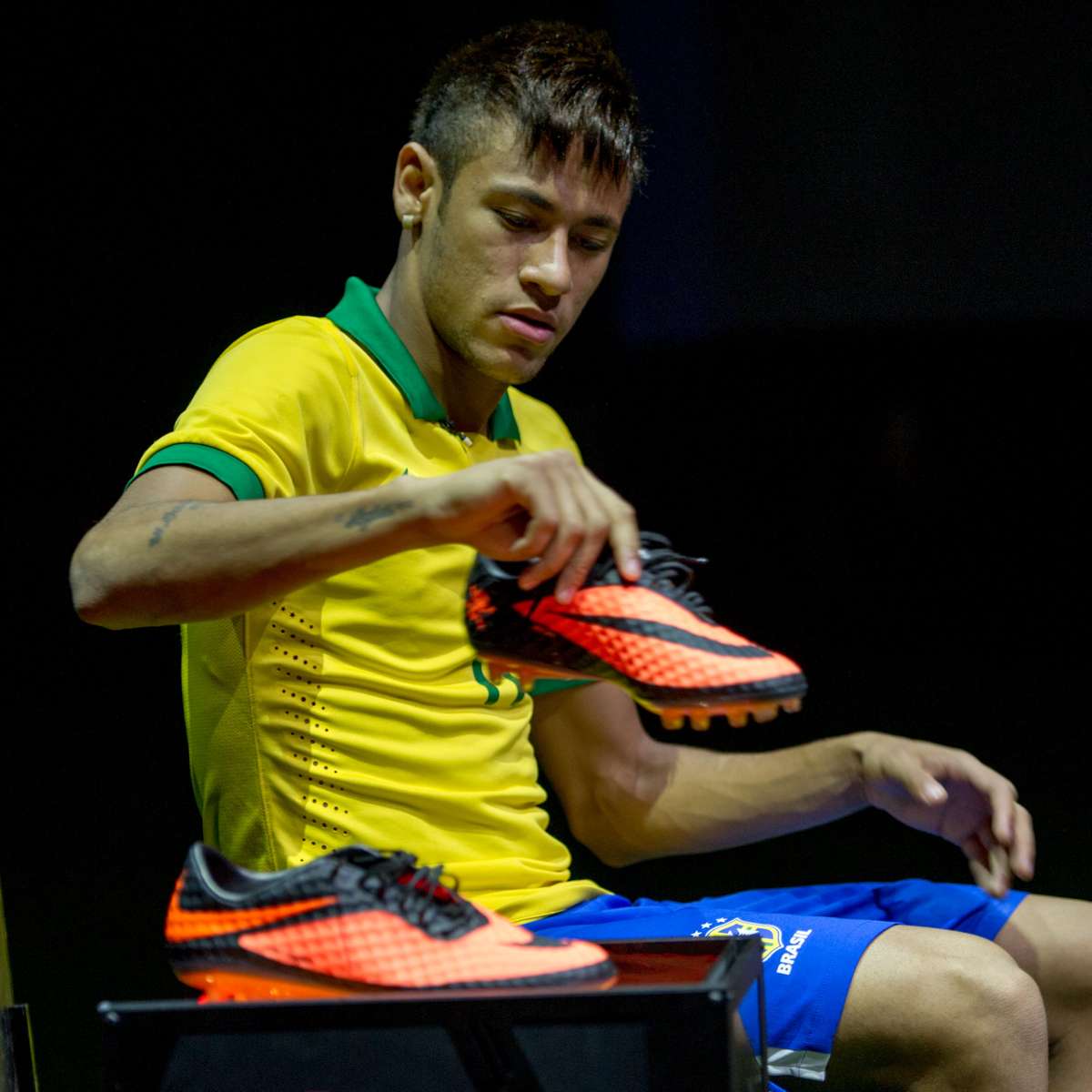 Chuteira neymar laranja sales