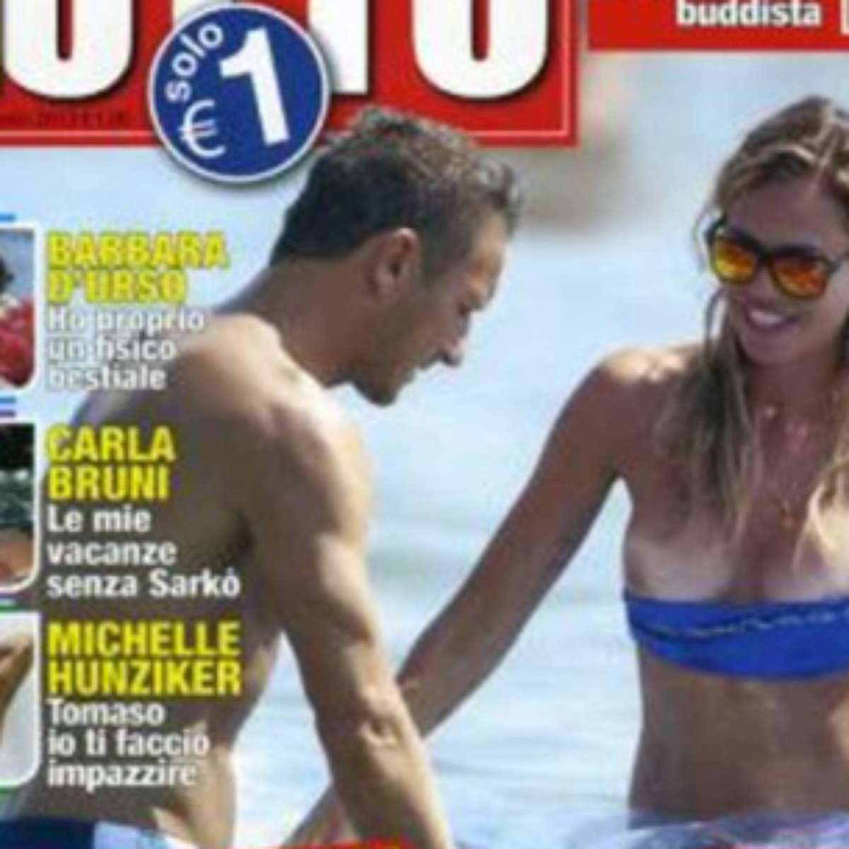 Mulher de Totti se descuida em praia e é flagrada com seio à mostra