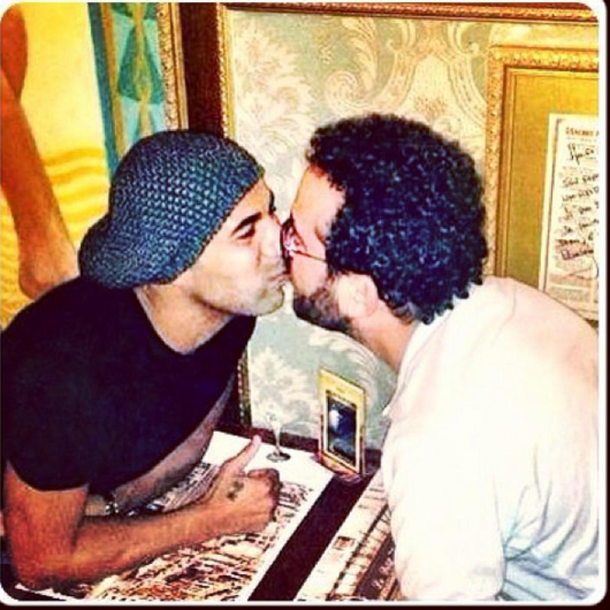 Jornal: após selinho em Emerson, chef perguntou se podia beijar Neymar