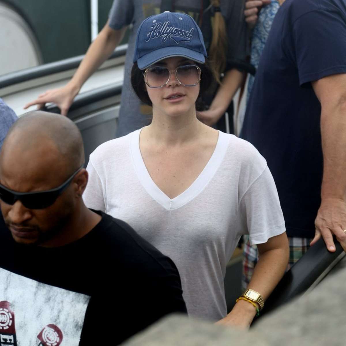 Lana Del Rey passeia com a família no Corcovado; veja fotos