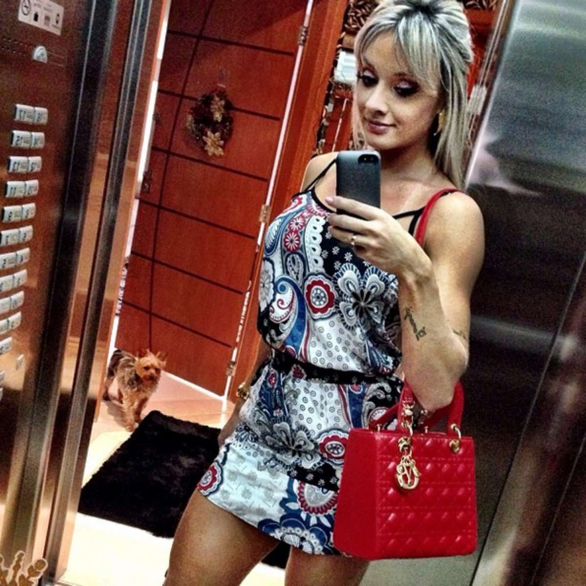 Com vestido e bolsa de grifes, Bruna Marquezine faz biquinho em selfie -  Quem