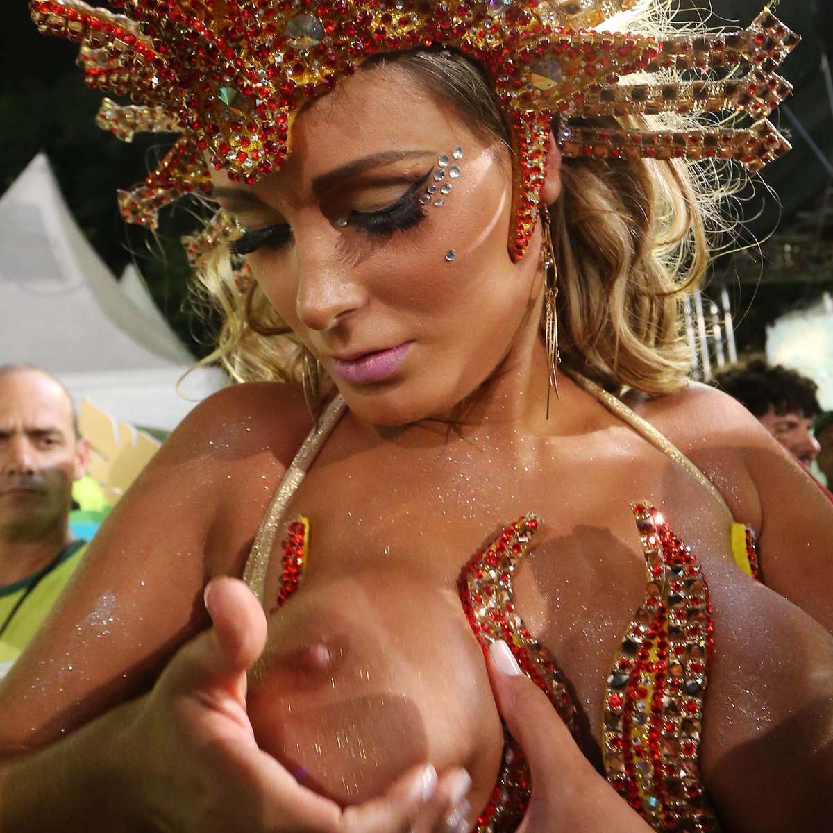 Andressa Urach chega nua ao desfile e faz alegria de garis