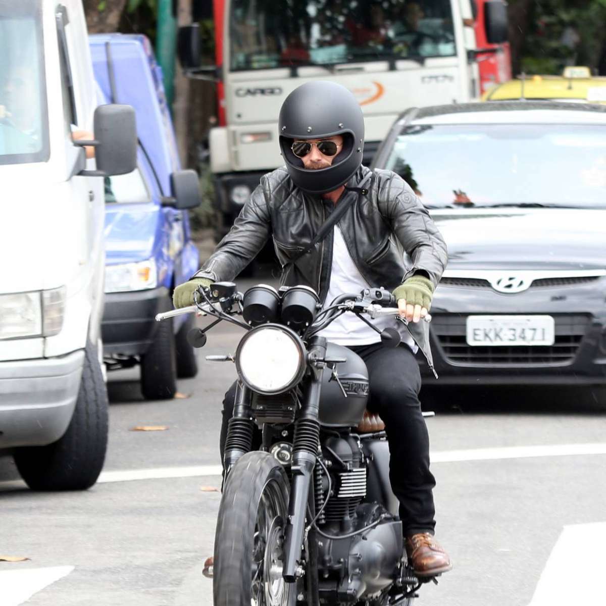 David Beckham circula pelo Rio de Janeiro de moto