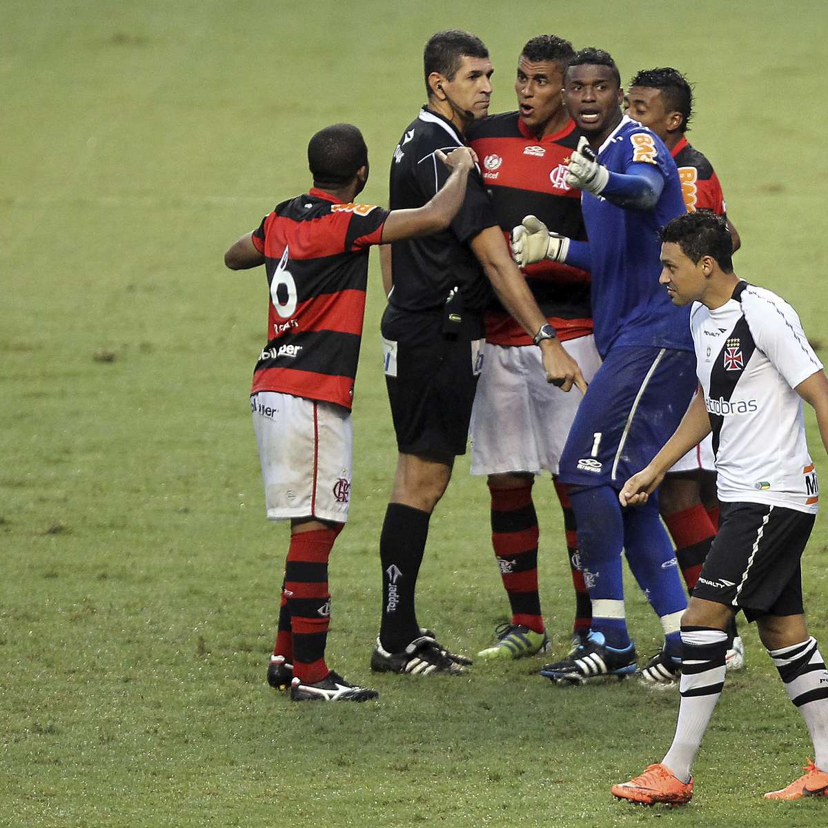 Vitória em amistoso, estreia de De la Cruz e empate no Carioca