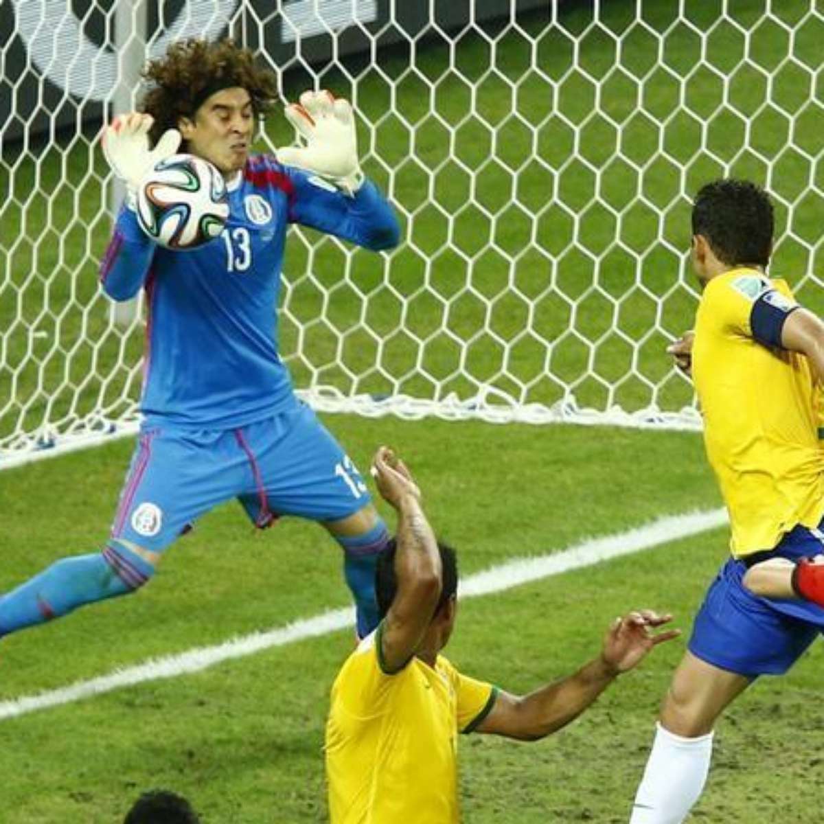 Copa 2014: Liverpool e Arsenal estão de olho no goleiro Ochoa após