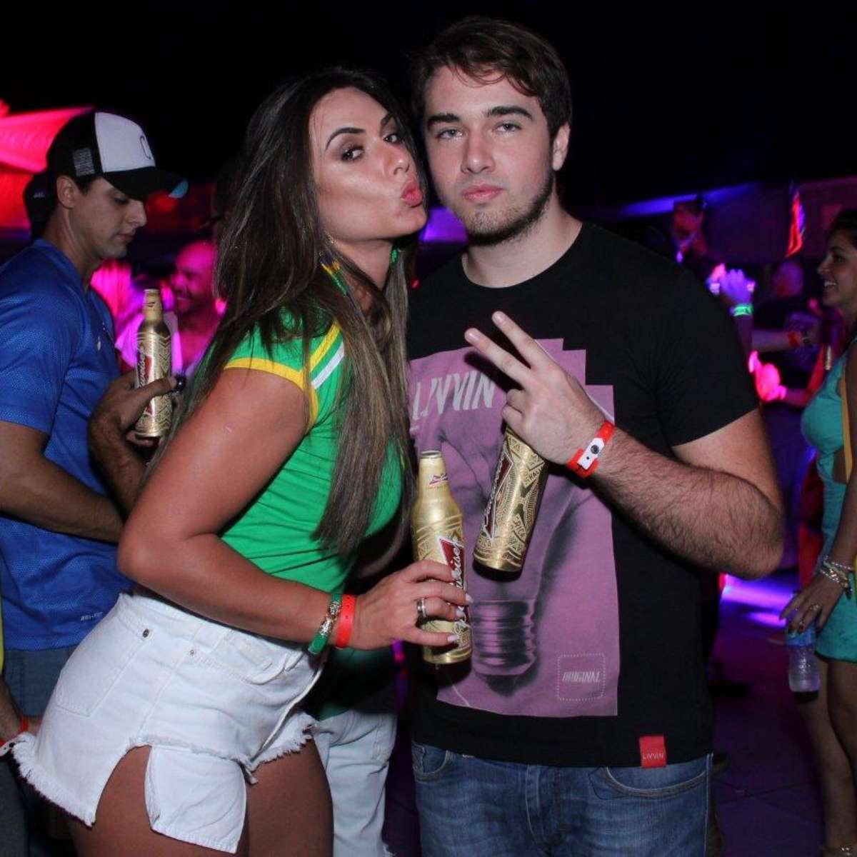 Nicole Bahls cochicha com Olin Batista em festa no RJ
