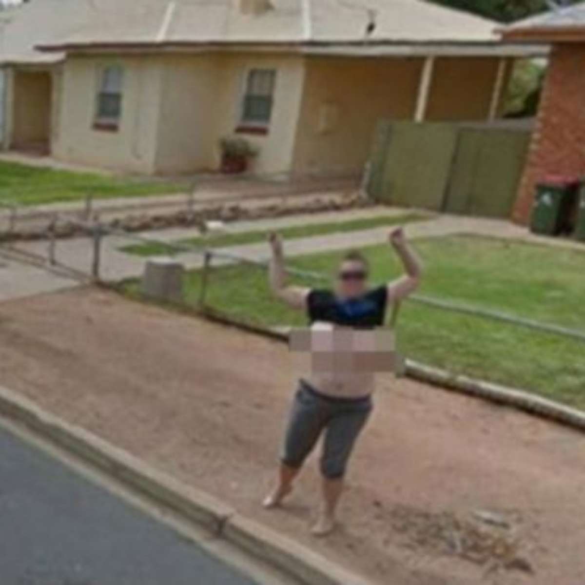 Mulher é indiciada por mostrar seios no Google Street View