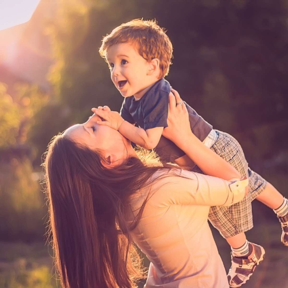 Mãe-levantando-o-filho-pro-alto Mãe-segurando-o-filho