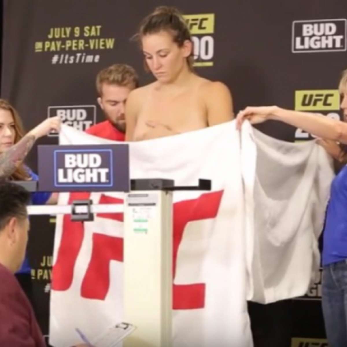 Miesha Tate precisa ficar nua para bater o peso para o UFC 200; Assista