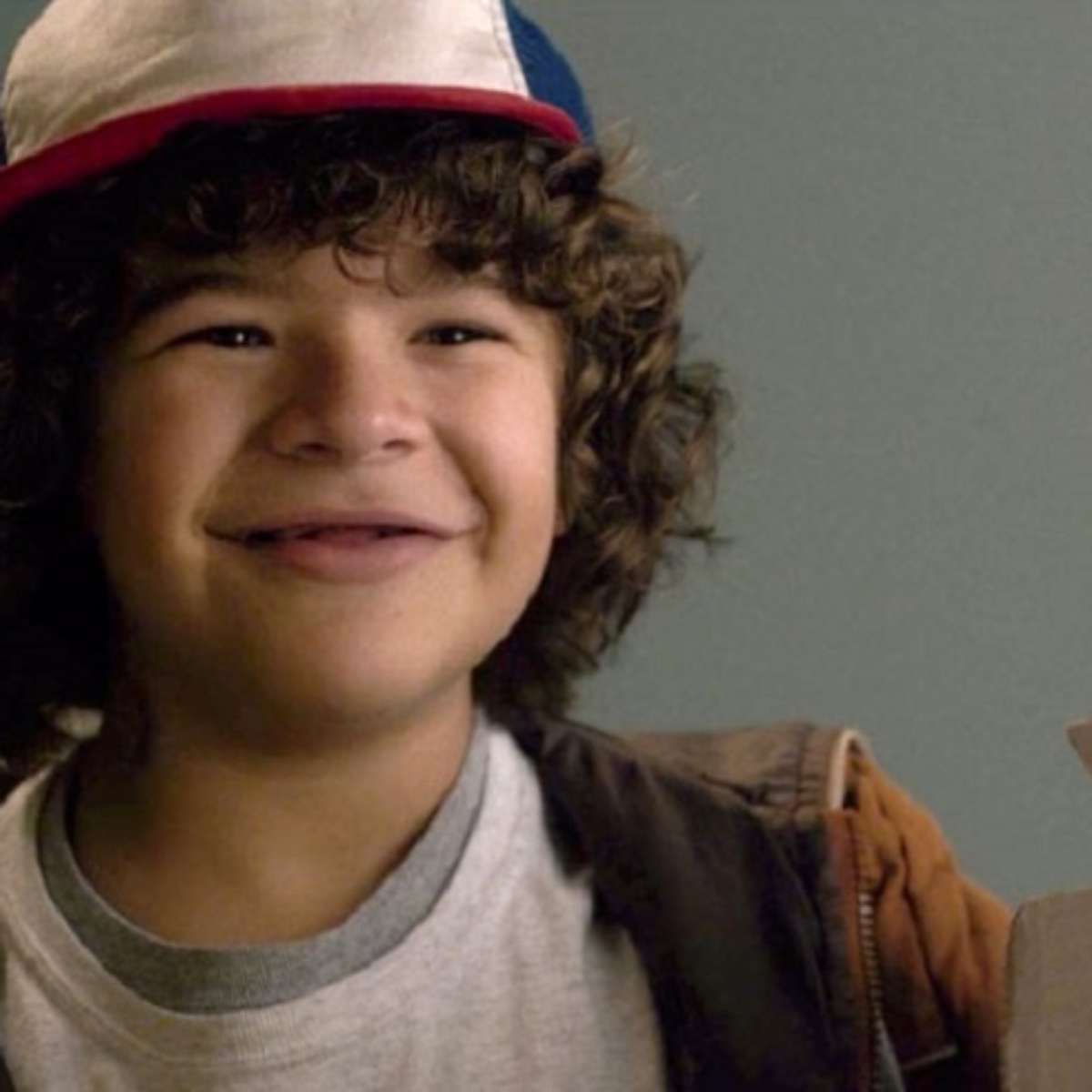 Qual deficiência o Dustin tem?