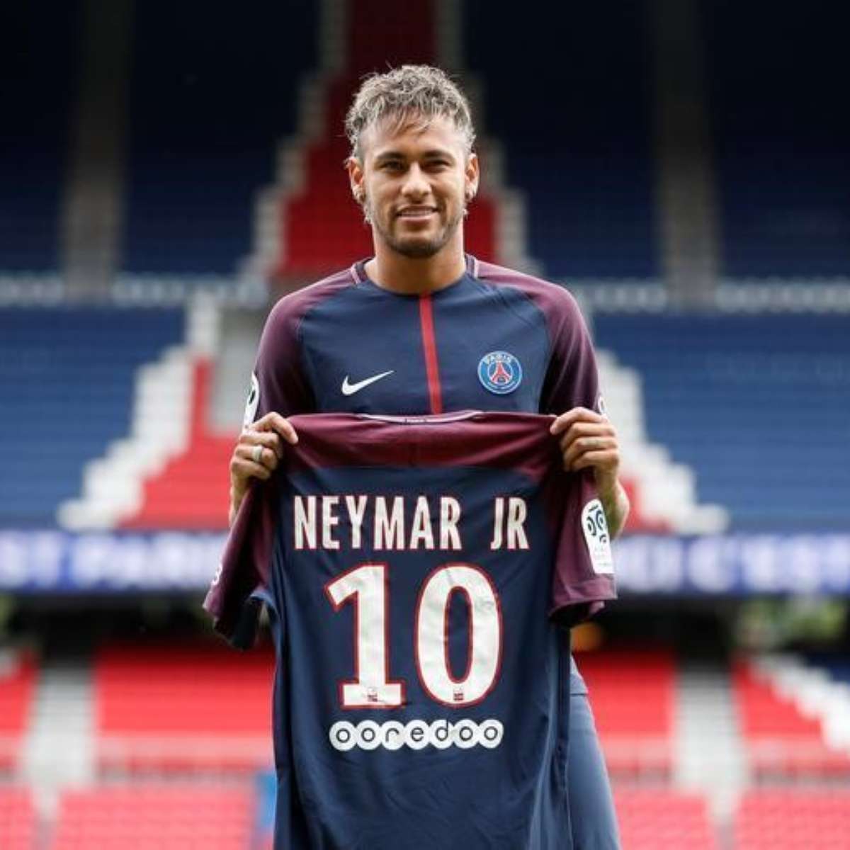 Lateral recebe pedido para machucar Neymar em estreia no PSG