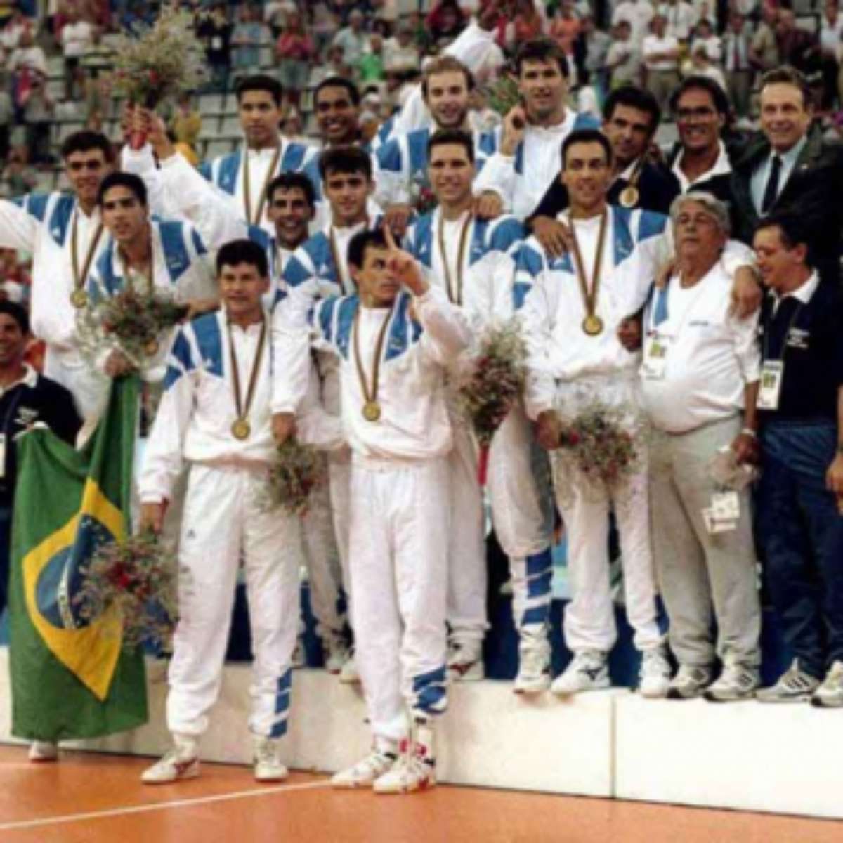 Qual foi a primeira seleção a ganhar uma medalha de ouro olímpica de voleibol?