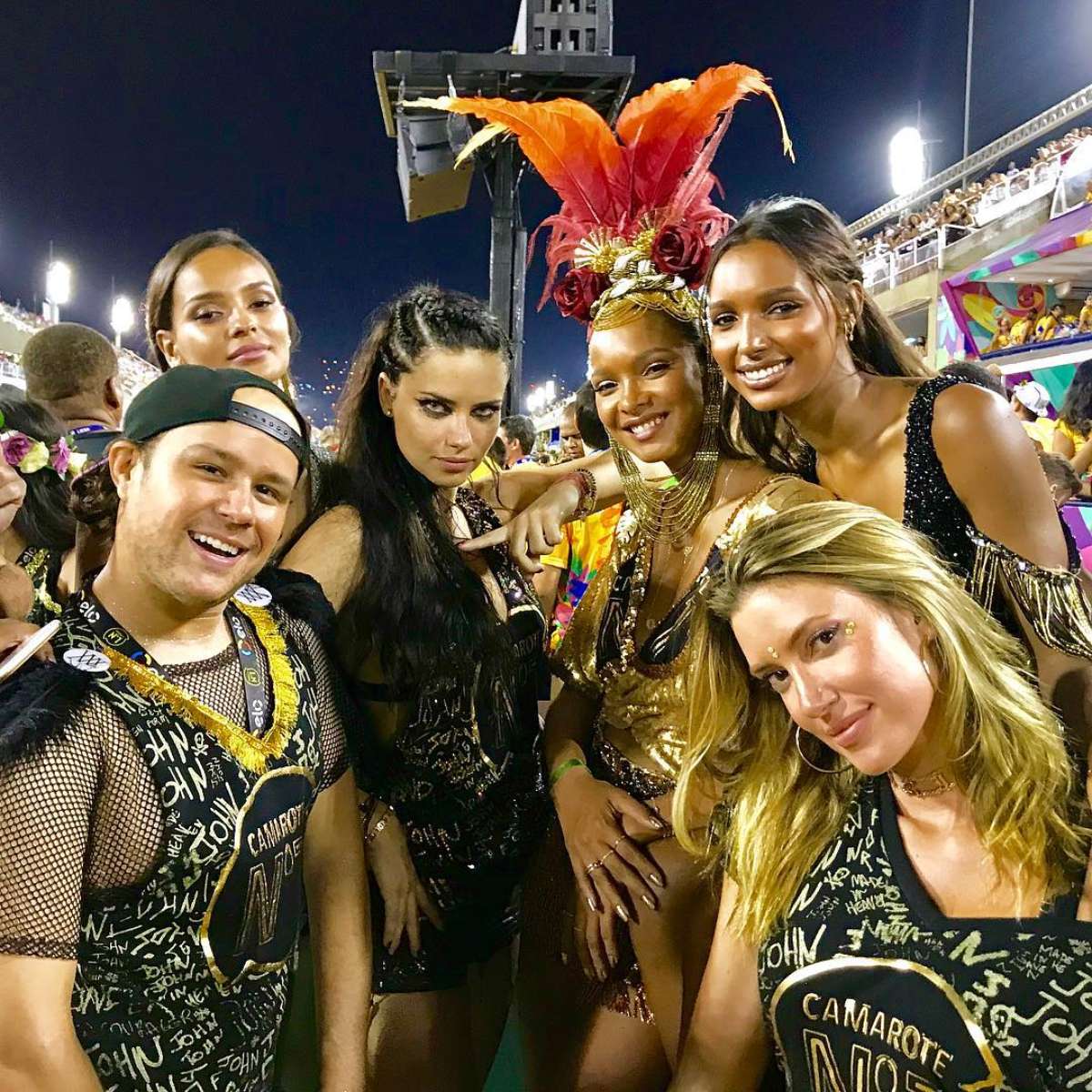 Modelos da Victoria Secret curtem camarote na Sapucaí, Carnaval 2018 no Rio  de Janeiro