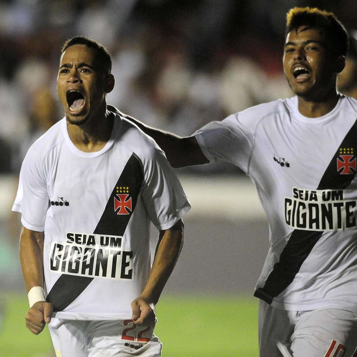 Para jogar no Santos, Angulo pressiona o Cruz Azul: Tenho fé