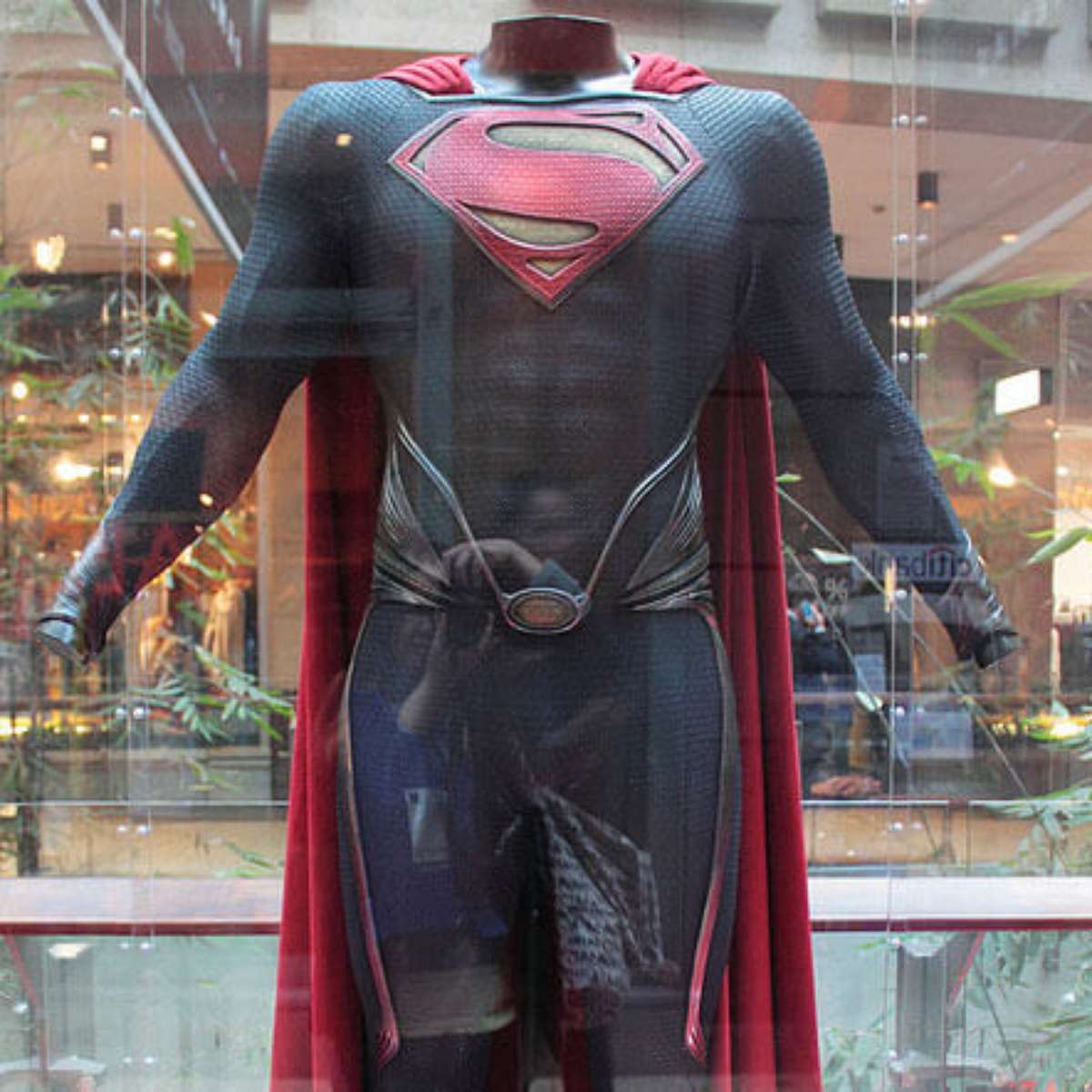 Henry Cavill abandona a capa de Super Homem
