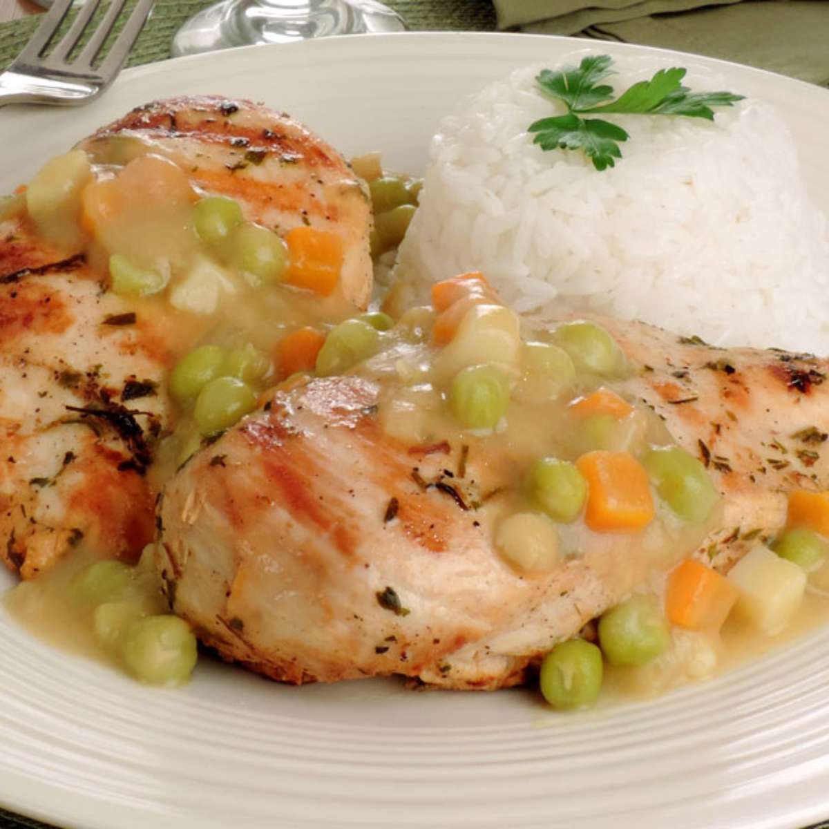 Frango Grelhado Ao Molho De Legumes