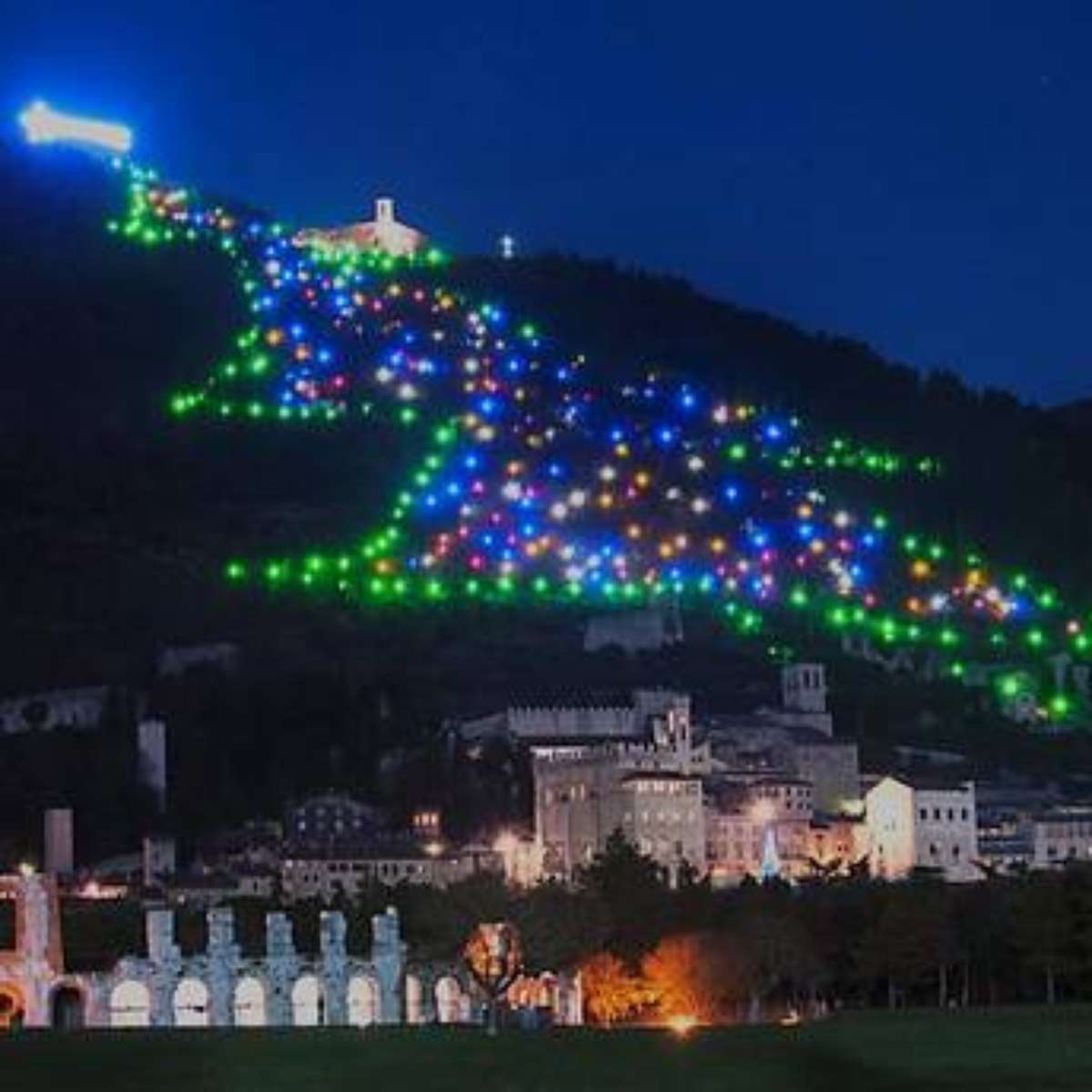 Maior árvore de Natal do mundo é acesa na Itália Maior árvore de Natal do mundo é acesa na Itália