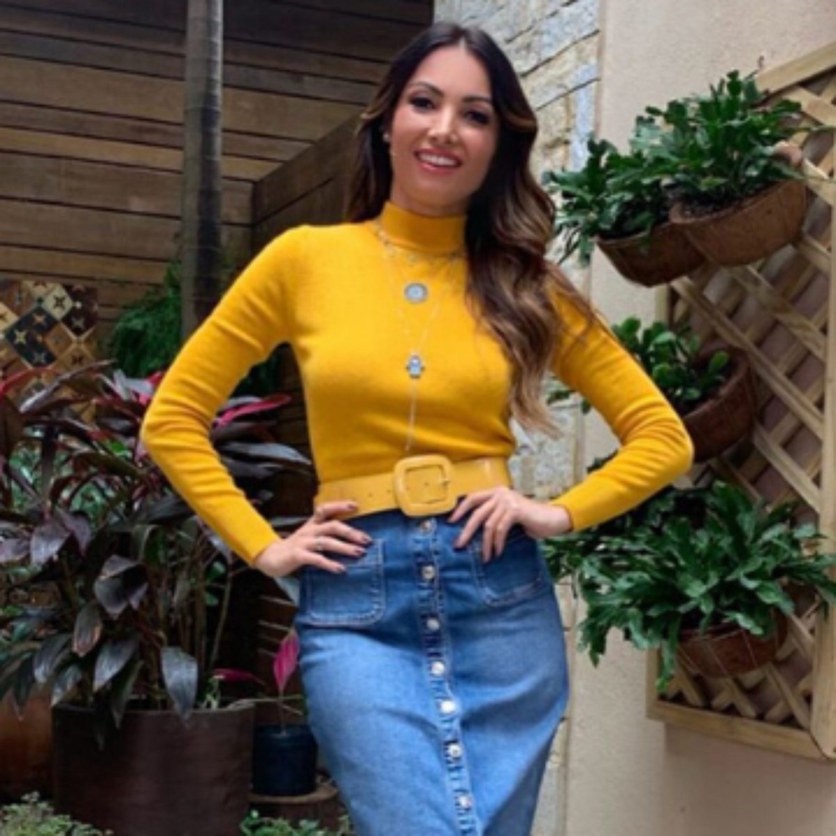 Saia azul com blusa amarela combina sales