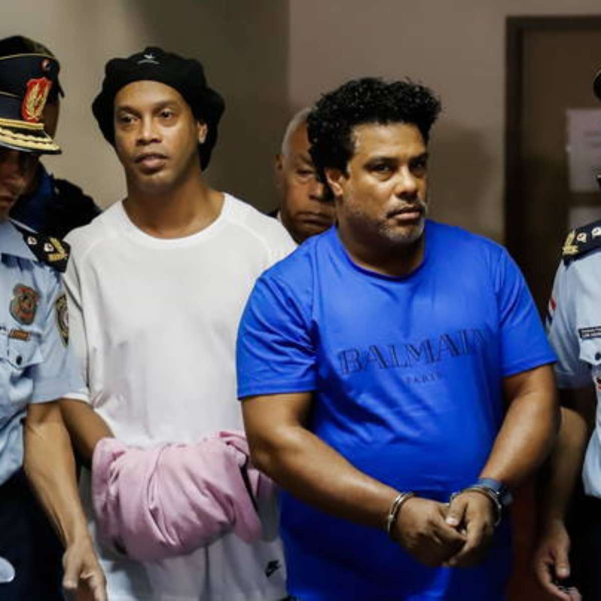Ronaldinho Gaúcho passa a noite preso em cadeia no Paraguai