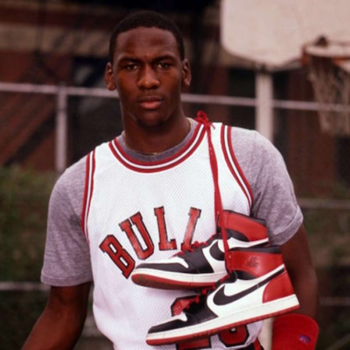 Primeiro t nis usado e autografado por Michael Jordan ser leiloado