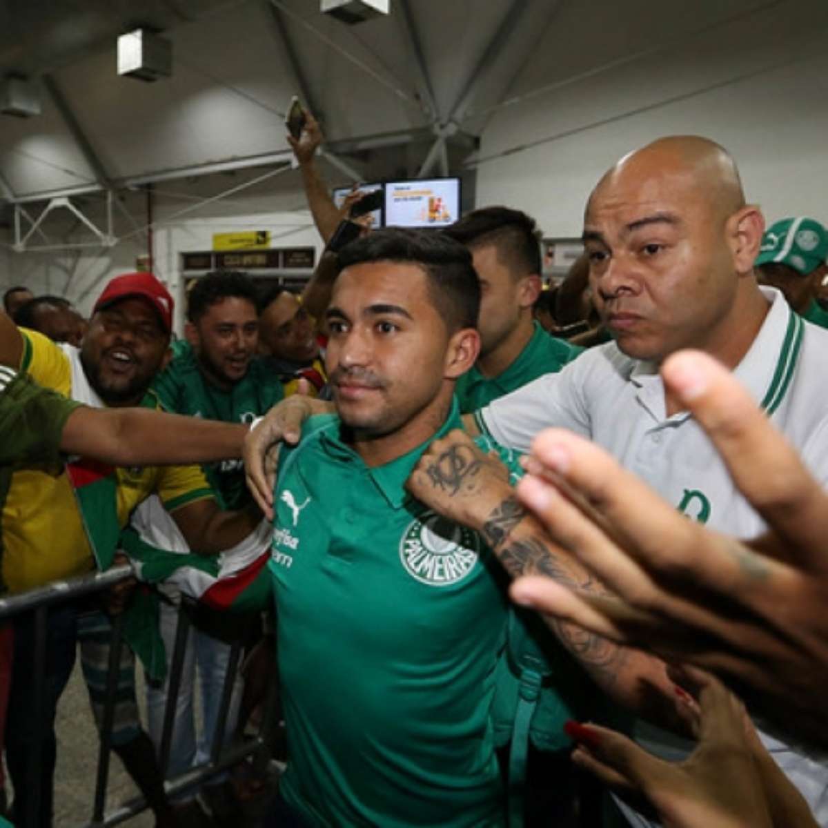 Danilo recebe ofertas do exterior e Palmeiras estipula data para conversas  e negociações