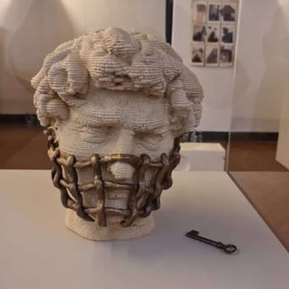 Mostra 'Respiro da Arte' expõe máscaras estilizadas na Itália