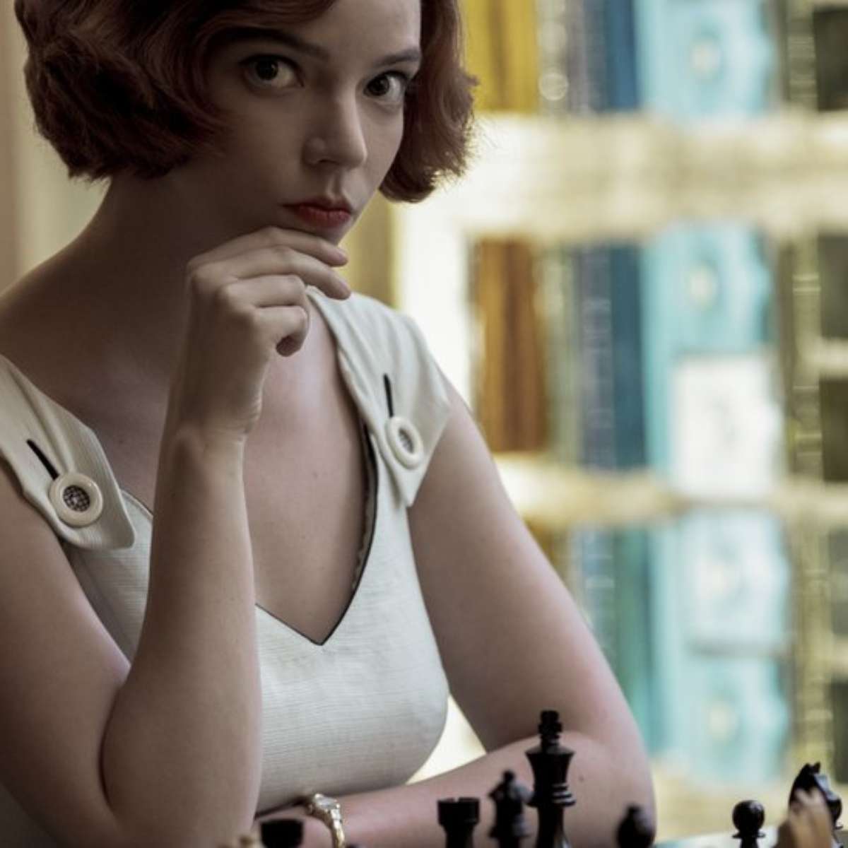 Você já ouviu falar em gambito da rainha? É uma jogada feita pelas peças  brancas logo no início da partida. Nela, o peão… em 2023