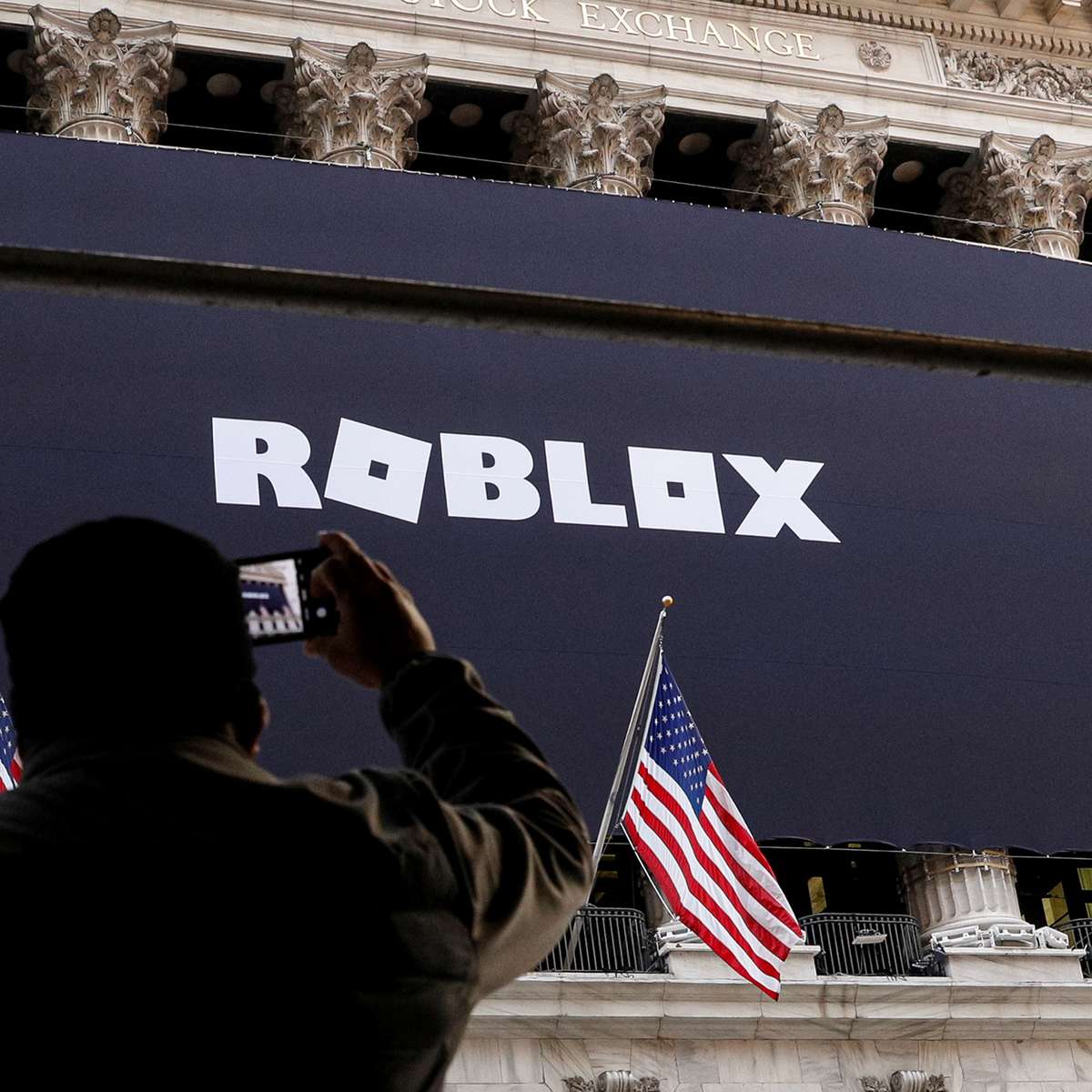 Ações da Roblox disparam 54% em estreia na bolsa de valores