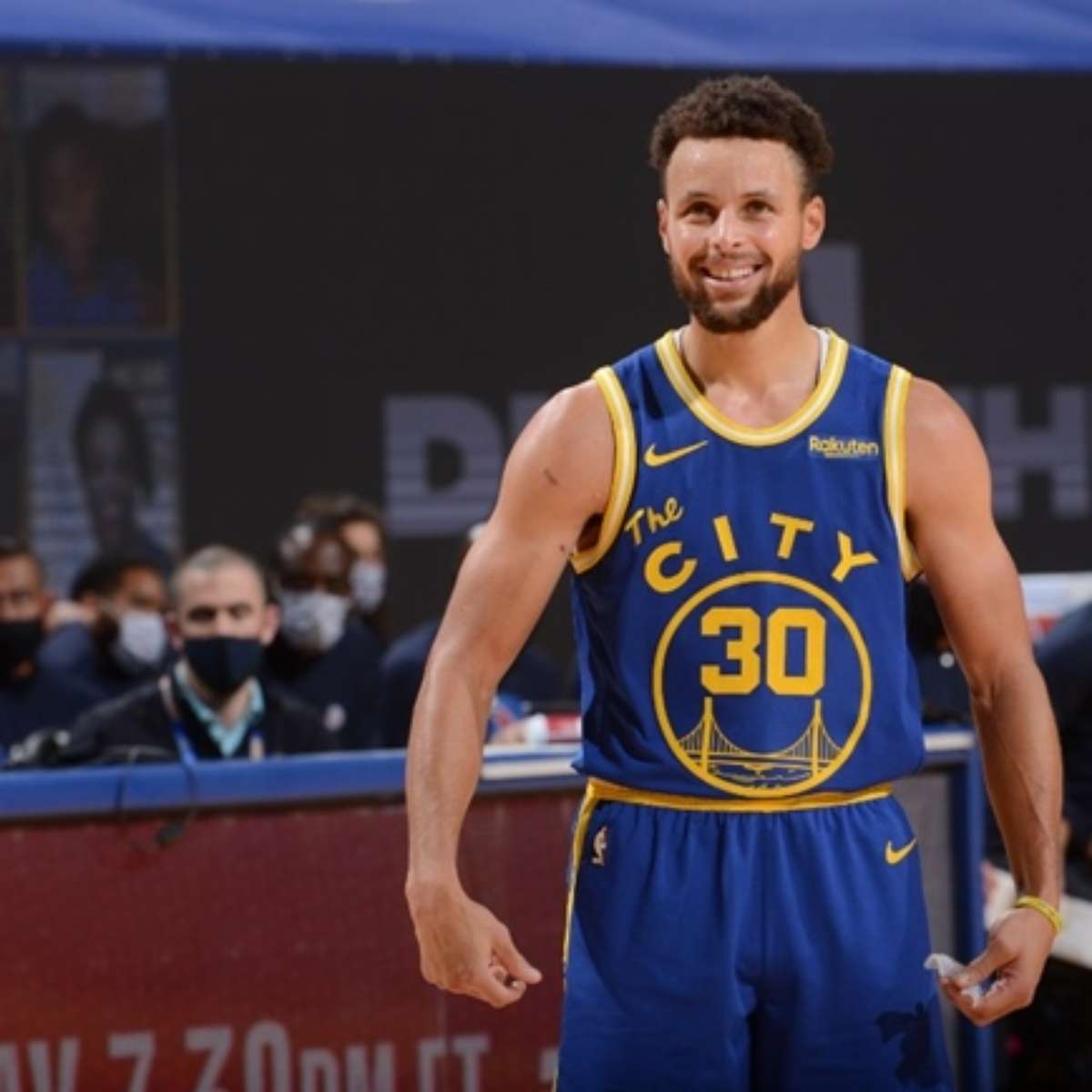 Stephen Curry tem lesão no ombro e deve ficar fora por algumas semanas