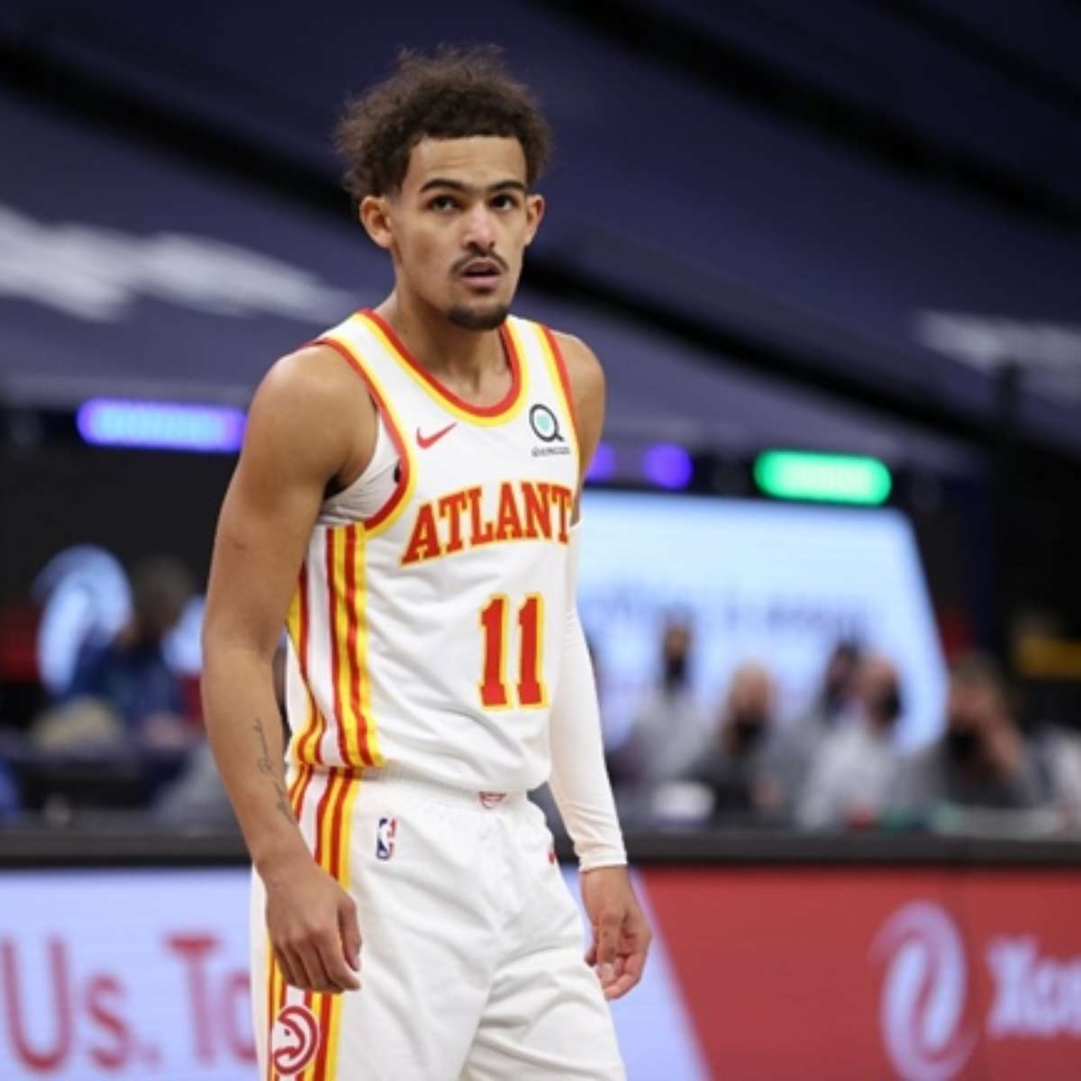 Lesão afasta Trae Young por três semanas das quadras