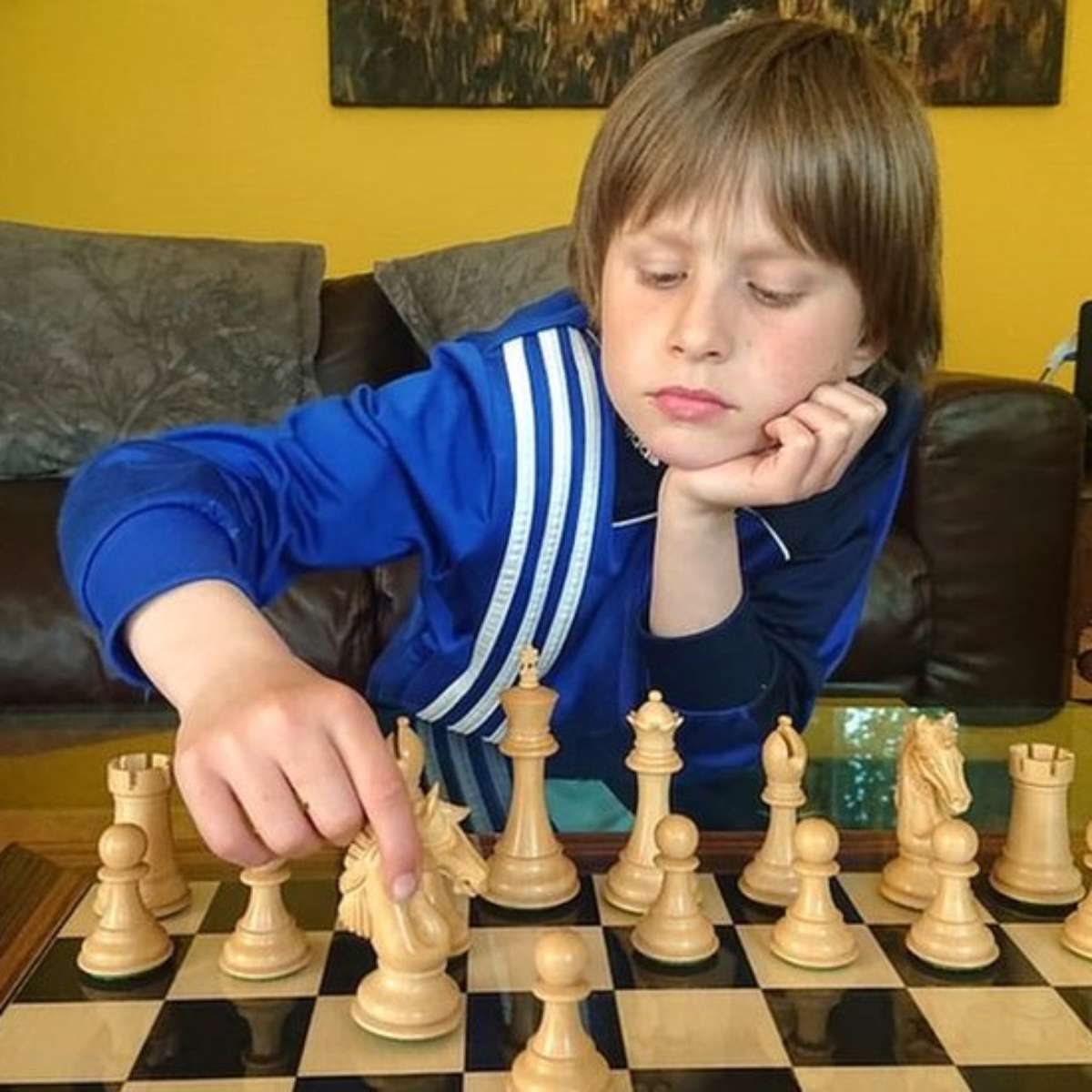 O menino de 10 anos que derrotou um mestre de xadrez e não contou para  ninguém na escola