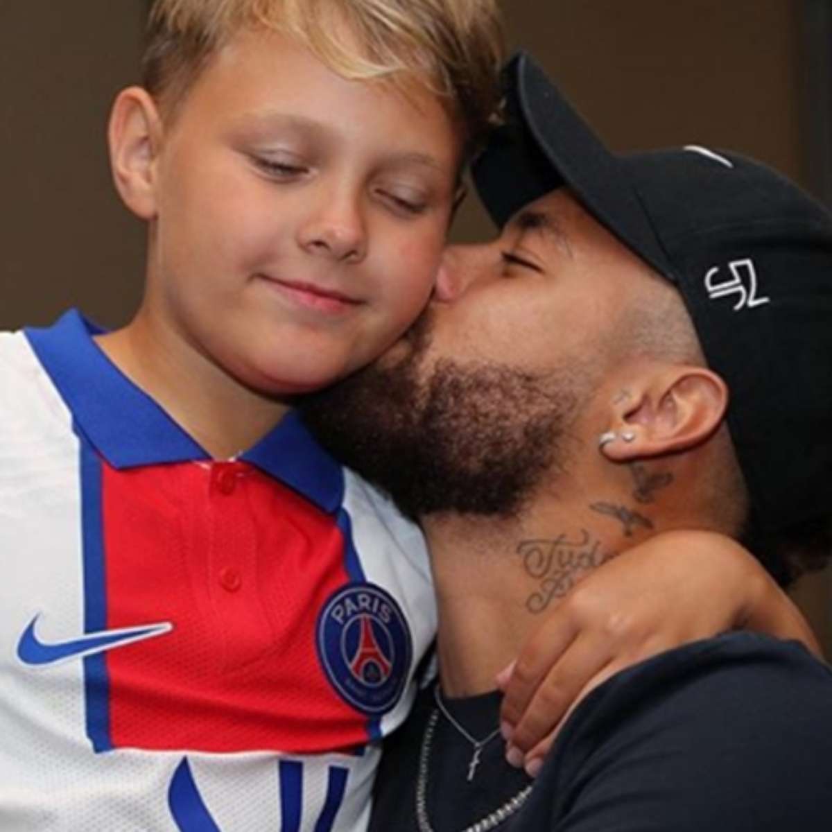 Filho de Neymar pinta cabelo para torcer pela Seleção Brasileira